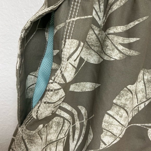 Tommy Bahama Men’s Green and Cream Tropical Board Shorts - Picture 10 of 15